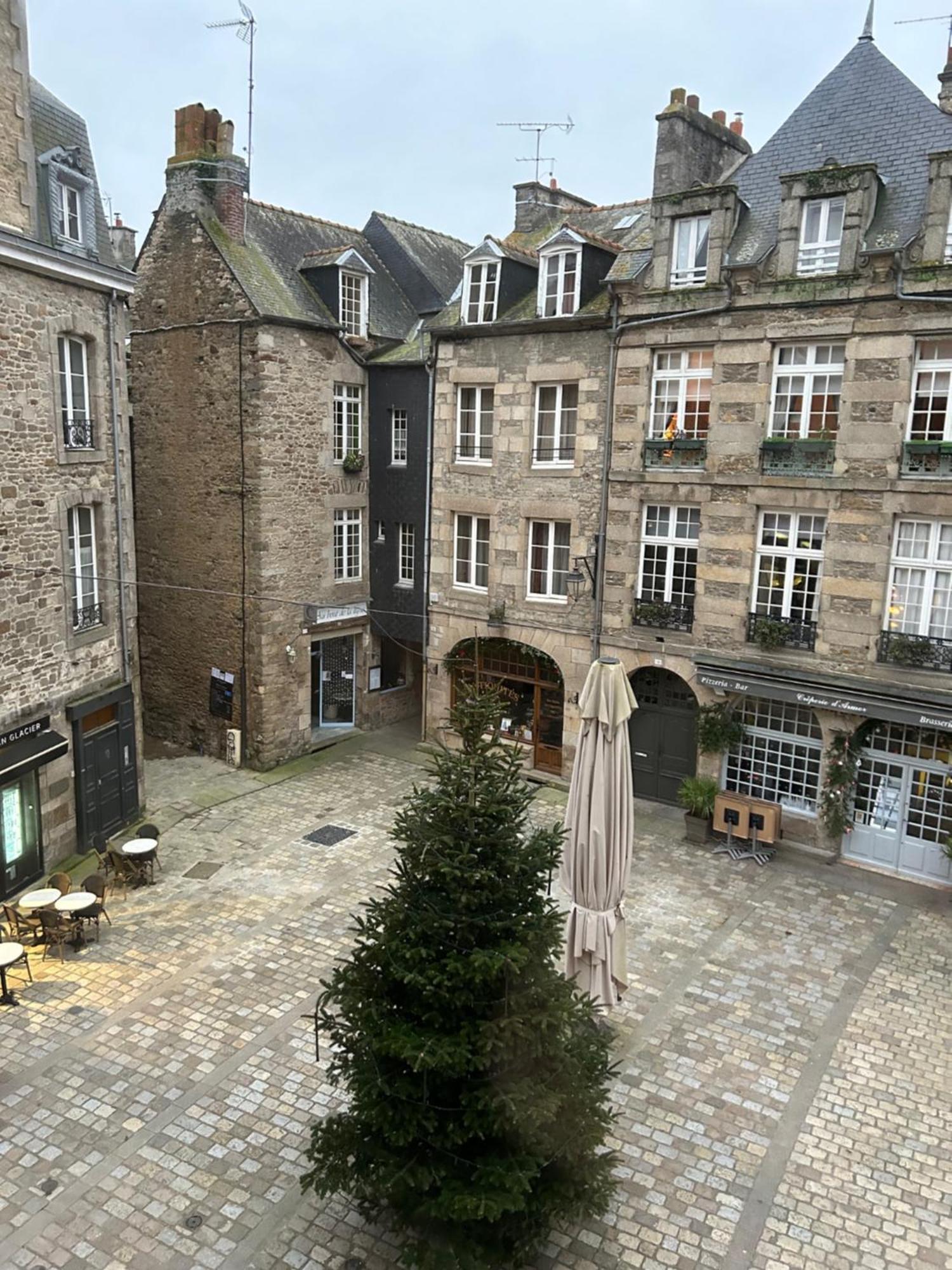Spacieux Appartement Au Coeur Du Centre Historique De Dinan Luaran gambar