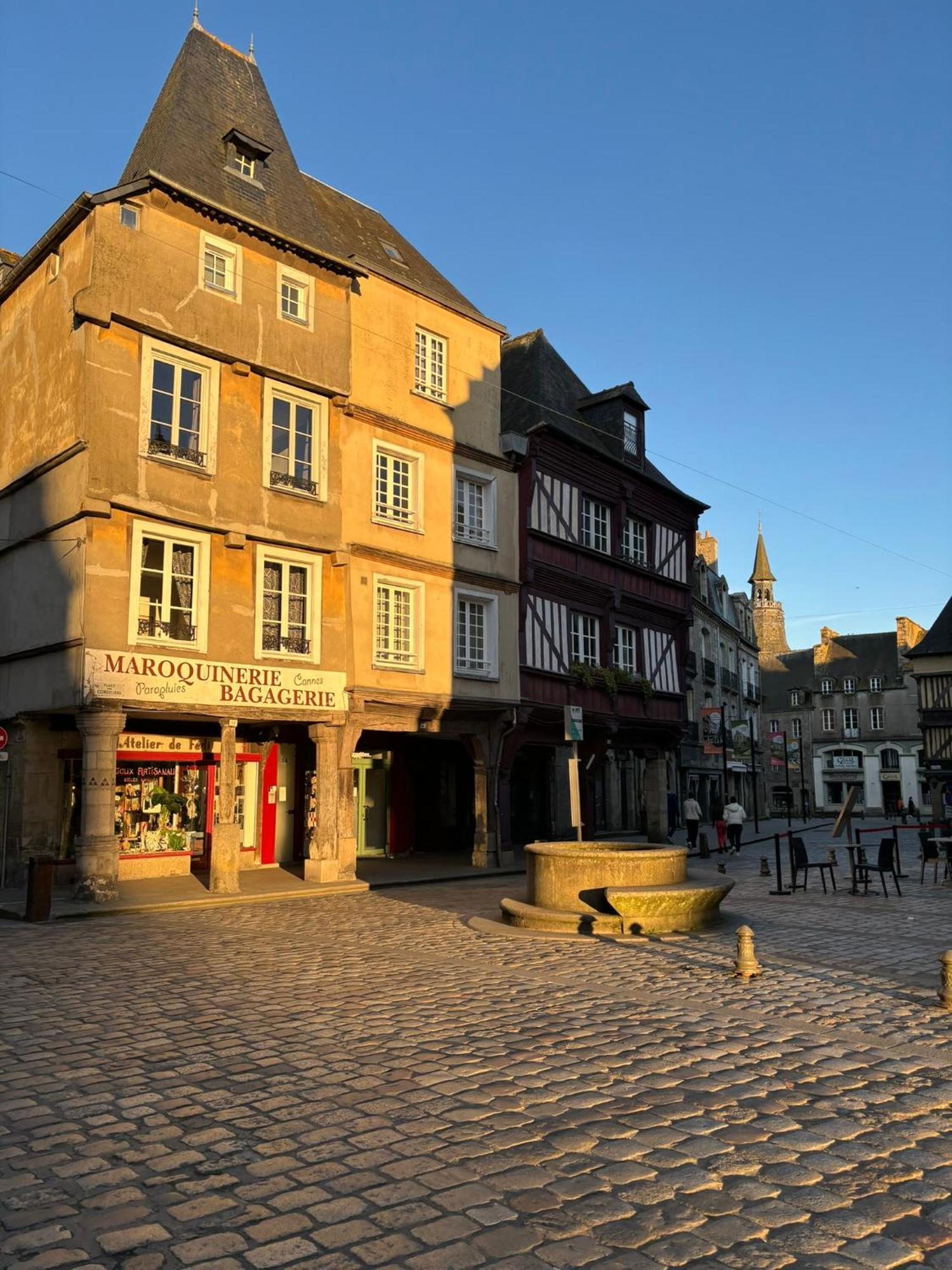 Spacieux Appartement Au Coeur Du Centre Historique De Dinan Luaran gambar